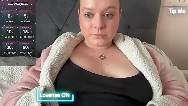 Snapshot of NaughtyWifeUK chatting on 02-17-25, 04:04 NaughtyWifeUK online show from 02-17-25, 04:04