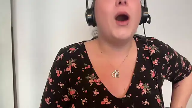 Snapshot of NaughtyWifeUK chatting on 03-13-25, 04:34 NaughtyWifeUK online show from 03-13-25, 04:34