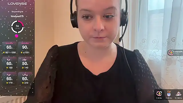 Snapshot of NaughtyWifeUK chatting on 11-11-25, 11:54 NaughtyWifeUK online show from 11-11-25, 11:54