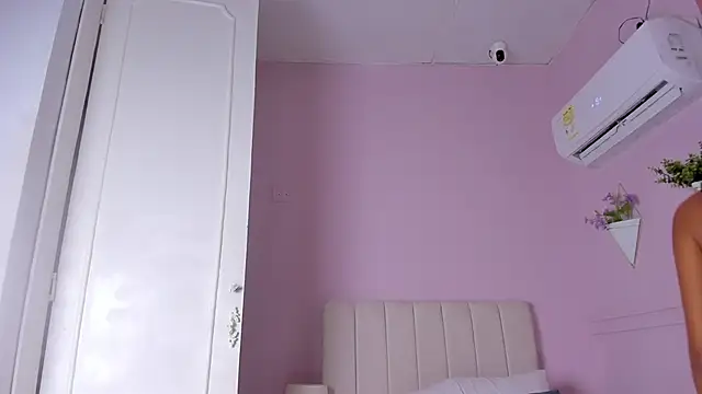 Snapshot of _bianca_18 chatting on 01-10-25, 11:33 bianca 18 online show from 01-10-25, 11:33