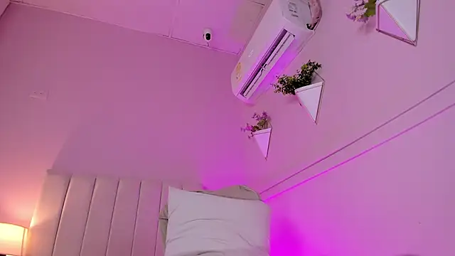 Snapshot of _bianca_18 chatting on 01-28-25, 05:56 bianca 18 online show from 01-28-25, 05:56