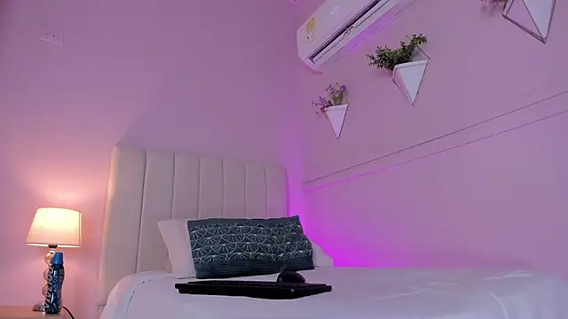 Snapshot of _bianca_18 chatting on 02-13-25, 08:45 bianca 18 online show from 02-13-25, 08:45