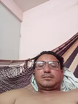 Snapshot of Andresguz35 chatting on 10-23-25, 04:34 Andresguz35 online show from 10-23-25, 04:34