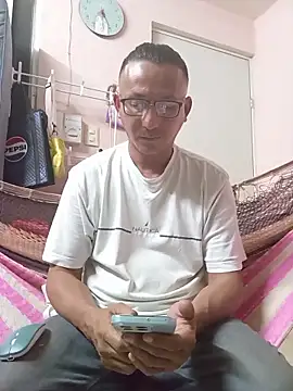 Snapshot of Andresguz35 chatting on 11-03-25, 04:03 Andresguz35 online show from 11-03-25, 04:03