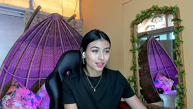 Snapshot of ZaraLim chatting on 01-27-25, 09:33 ZaraLim online show from 01-27-25, 09:33