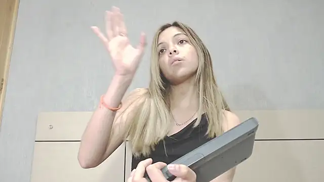 Snapshot of andreau18 chatting on 12-14-24, 09:02 andreau18 online show from 12-14-24, 09:02