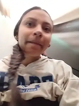 Snapshot of emma_ambar chatting on 11-28-25, 04:42 emma ambar online show from 11-28-25, 04:42