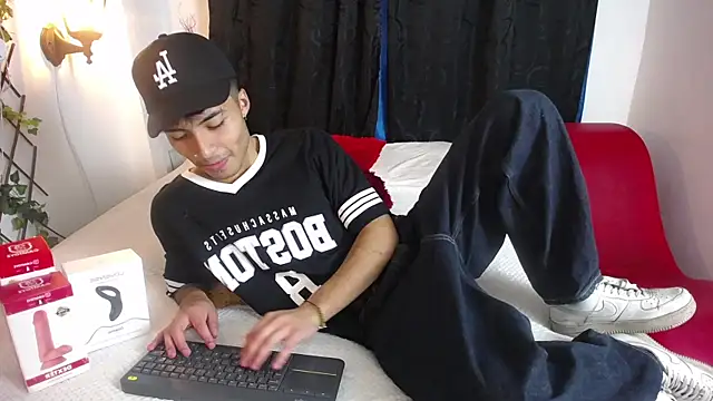 Snapshot of dylan_fun18 chatting on 02-06-25, 06:24 dylan fun18 online show from 02-06-25, 06:24