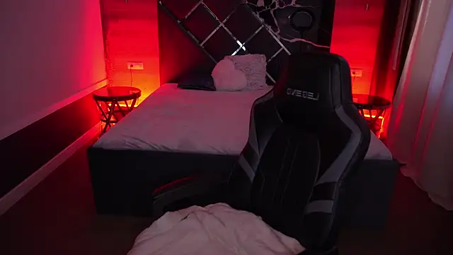 MirandaWong online show from 10-25-25, 05:15