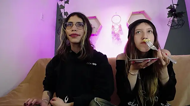 Snapshot of BRIAR_AND_BLAIR chatting on 02-06-25, 02:26 BRIAR AND BLAIR online show from 02-06-25, 02:26