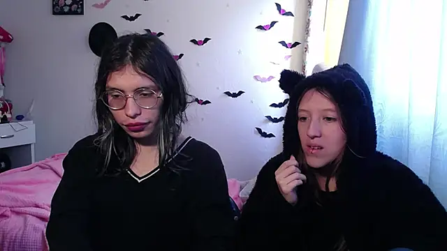 Snapshot of BRIAR_AND_BLAIR chatting on 10-08-25, 04:15 BRIAR AND BLAIR online show from 10-08-25, 04:15