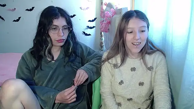 Snapshot of BRIAR_AND_BLAIR chatting on 10-17-25, 04:20 BRIAR AND BLAIR online show from 10-17-25, 04:20