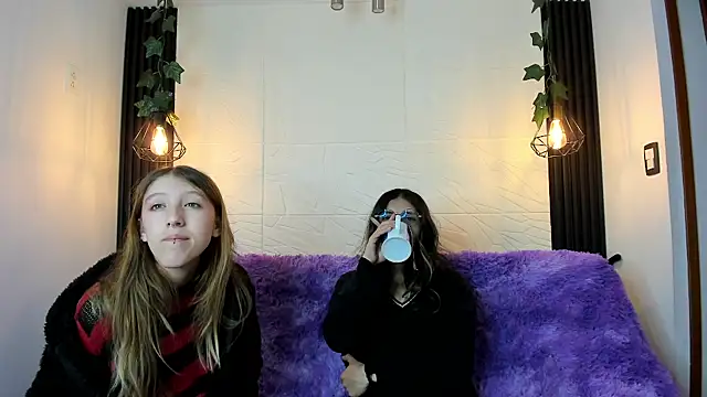 Snapshot of BRIAR_AND_BLAIR chatting on 10-28-25, 01:03 BRIAR AND BLAIR online show from 10-28-25, 01:03