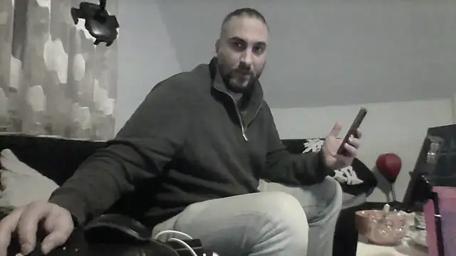 Snapshot of NewyorkDimi chatting on 12-16-25, 04:50 NewyorkDimi online show from 12-16-25, 04:50