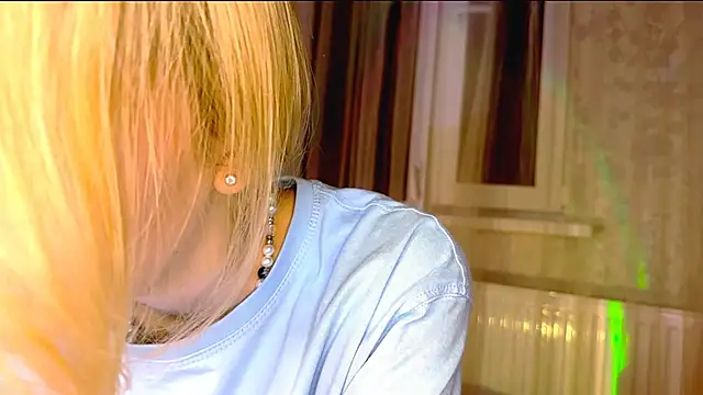 Snapshot of Evvie_Summn1 chatting on 03-04-25, 02:53 Evvie Summn1 online show from 03-04-25, 02:53