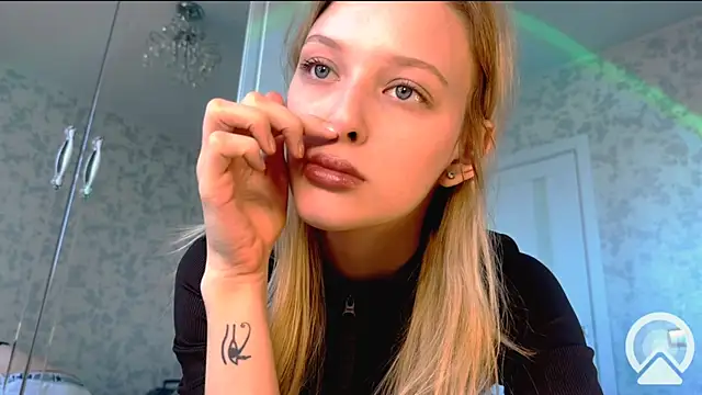 Snapshot of Evvie_Summn1 chatting on 03-22-25, 03:20 Evvie Summn1 online show from 03-22-25, 03:20