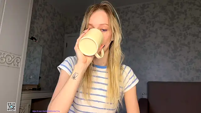 Snapshot of Evvie_Summn1 chatting on 10-11-25, 12:47 Evvie Summn1 online show from 10-11-25, 12:47