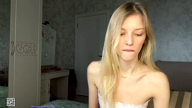 Snapshot of Evvie_Summn1 chatting on 10-17-25, 07:33 Evvie Summn1 online show from 10-17-25, 07:33