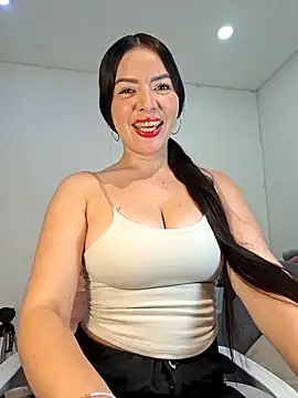 Snapshot of Anal_Luucia chatting on 06-19-26, 01:37 Anal Luucia online show from 06-19-26, 01:37