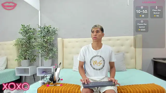 Snapshot of kieran_derek chatting on 03-21-25, 03:12 kieran derek online show from 03-21-25, 03:12