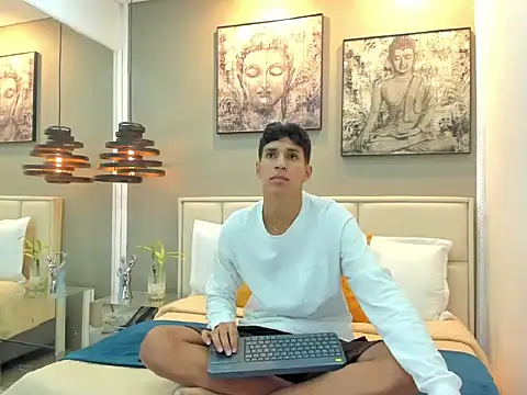 Snapshot of kieran_derek chatting on 10-29-25, 03:31 kieran derek online show from 10-29-25, 03:31