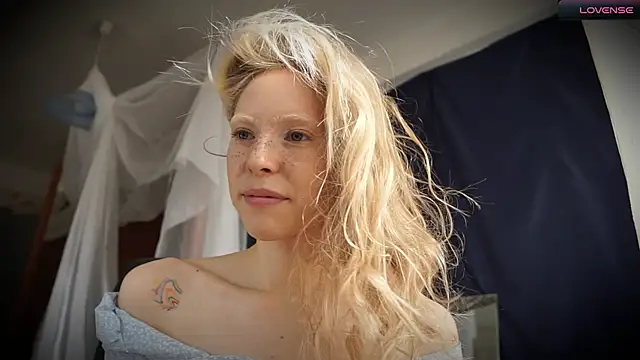 Snapshot of _Phantom_thread_ chatting on 03-17-25, 12:35 Phantom thread online show from 03-17-25, 12:35