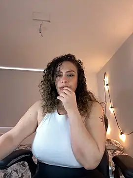 Snapshot of Elizabeth_Dupont chatting on 11-02-25, 05:15 Elizabeth Dupont online show from 11-02-25, 05:15