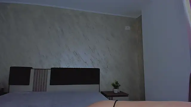 Snapshot of AliyaWade_ chatting on 12-17-25, 08:31 AliyaWade online show from 12-17-25, 08:31