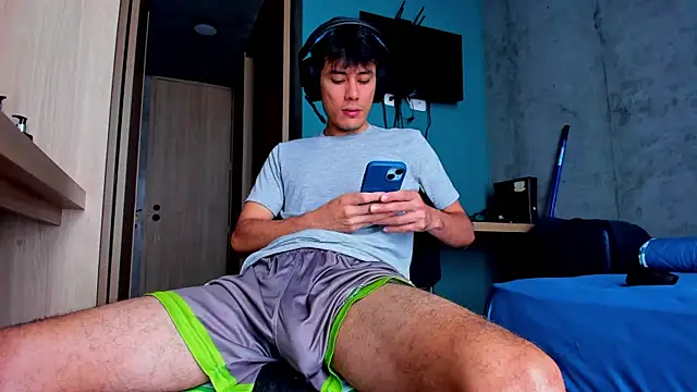 Snapshot of Huge_latin_cock chatting on 05-05-26, 06:16 Huge latin cock online show from 05-05-26, 06:16