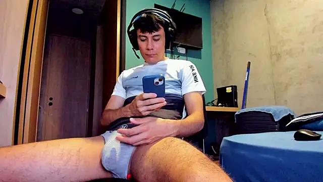 Snapshot of Huge_latin_cock chatting on 06-24-26, 11:04 Huge latin cock online show from 06-24-26, 11:04