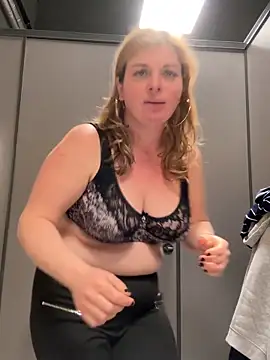 Snapshot of Lombada chatting on 03-29-26, 02:28 Lombada online show from 03-29-26, 02:28