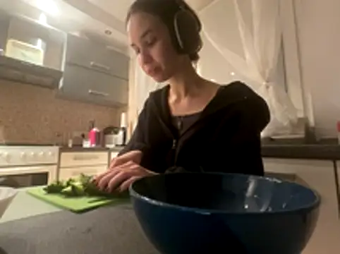 Snapshot of Roxie_Mils chatting on 10-27-25, 07:18 Roxie Mils online show from 10-27-25, 07:18