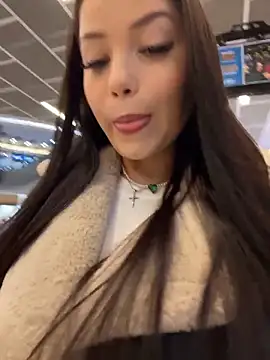 Snapshot of Chloe__Moon chatting on 12-04-25, 01:09 Chloe Moon online show from 12-04-25, 01:09