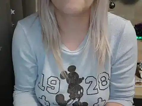 Snapshot of LaRa_forU chatting on 12-28-24, 10:02 LaRa forU online show from 12-28-24, 10:02