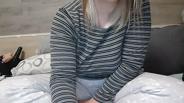 Snapshot of LaRa_forU chatting on 02-04-25, 05:34 LaRa forU online show from 02-04-25, 05:34