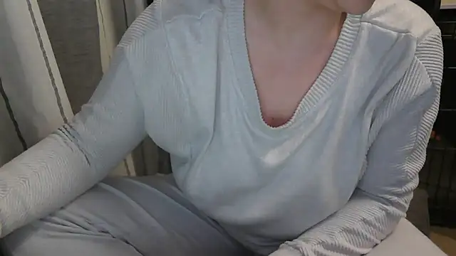 Snapshot of LaRa_forU chatting on 02-08-25, 05:39 LaRa forU online show from 02-08-25, 05:39