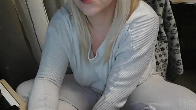 Snapshot of LaRa_forU chatting on 02-08-25, 09:46 LaRa forU online show from 02-08-25, 09:46