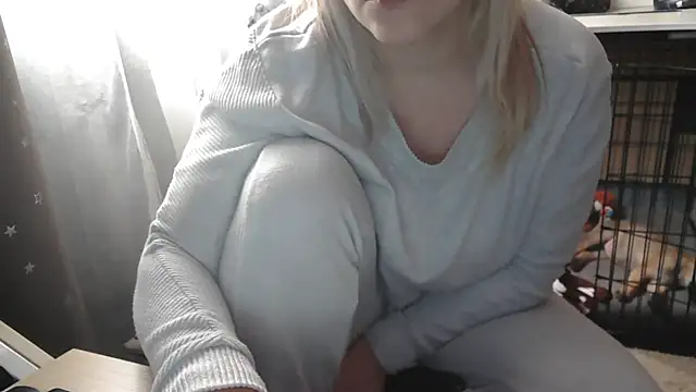 Snapshot of LaRa_forU chatting on 02-09-25, 11:04 LaRa forU online show from 02-09-25, 11:04