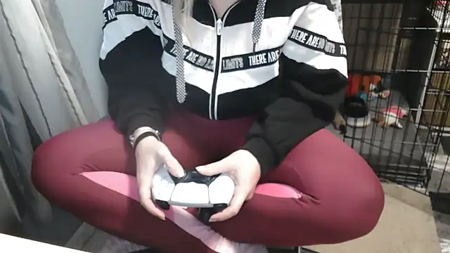 Snapshot of LaRa_forU chatting on 02-10-25, 05:41 LaRa forU online show from 02-10-25, 05:41