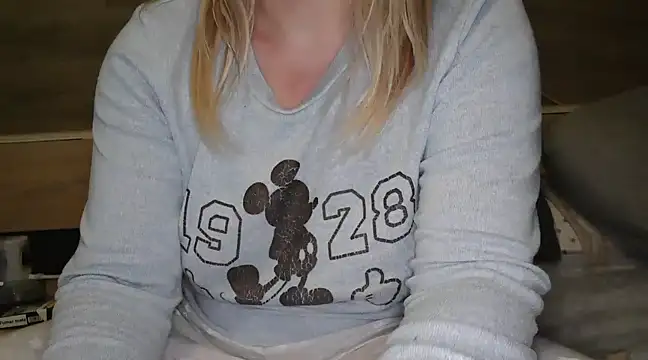 Snapshot of LaRa_forU chatting on 03-02-25, 10:38 LaRa forU online show from 03-02-25, 10:38