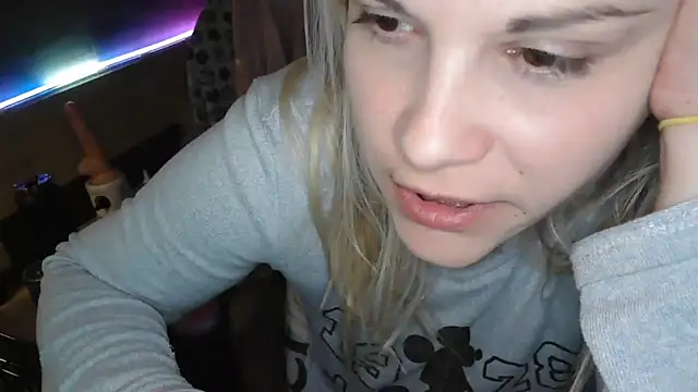 Snapshot of LaRa_forU chatting on 03-22-25, 09:42 LaRa forU online show from 03-22-25, 09:42