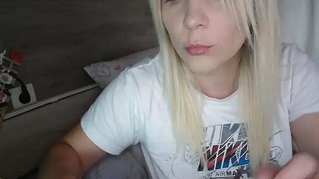 Snapshot of LaRa_forU chatting on 09-27-25, 09:25 LaRa forU online show from 09-27-25, 09:25