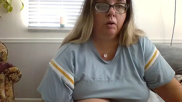 Snapshot of LauLauPAWG chatting on 01-17-25, 04:15 LauLauPAWG online show from 01-17-25, 04:15