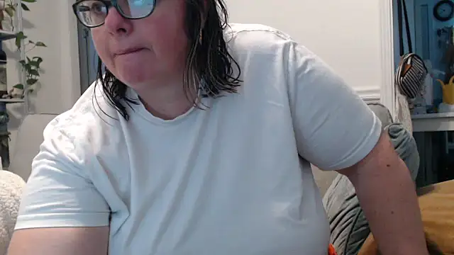 Snapshot of LauLauPAWG chatting on 02-16-25, 02:43 LauLauPAWG online show from 02-16-25, 02:43