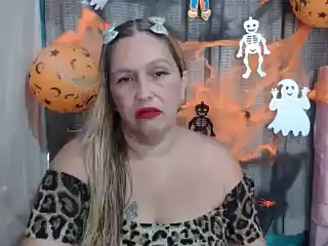 Snapshot of mom_son_dirty chatting on 10-15-25, 02:06 mom son dirty online show from 10-15-25, 02:06