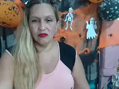 Snapshot of mom_son_dirty chatting on 10-19-25, 02:01 mom son dirty online show from 10-19-25, 02:01