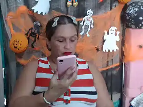 Snapshot of mom_son_dirty chatting on 10-21-25, 02:18 mom son dirty online show from 10-21-25, 02:18