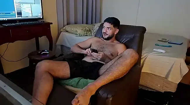 Snapshot of LUH133 chatting on 12-18-24, 12:32 LUH133 online show from 12-18-24, 12:32