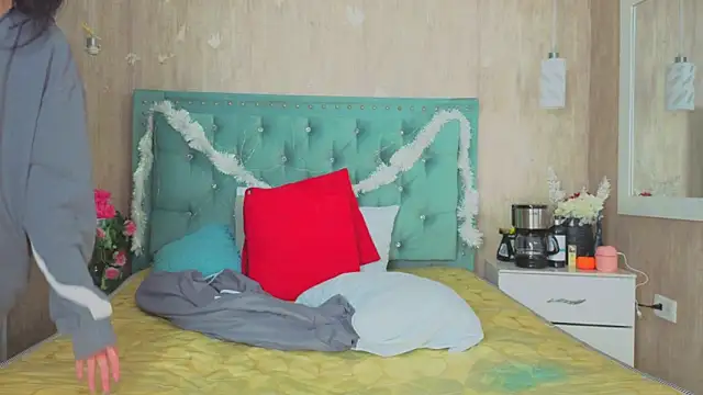 Snapshot of Marcelaa_fox chatting on 12-18-25, 10:05 Marcelaa fox online show from 12-18-25, 10:05