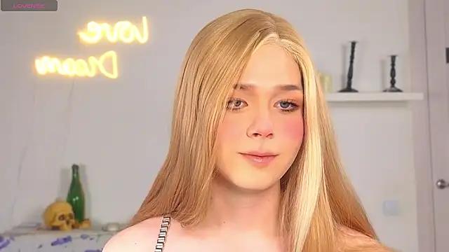 Snapshot of _yourFoxy_ chatting on 10-15-25, 12:38  yourFoxy  online show from 10-15-25, 12:38